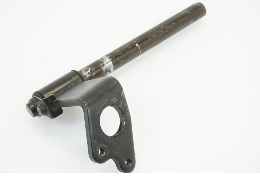 Snett nerifrån på Styre från en Suzuki RG 125 -1991 motorcykel.