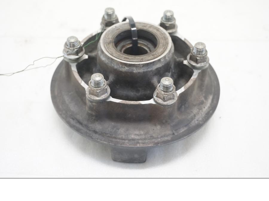 Framsidan på Drevfäste från en Kawasaki Versys 650 -2008 motorcykel.