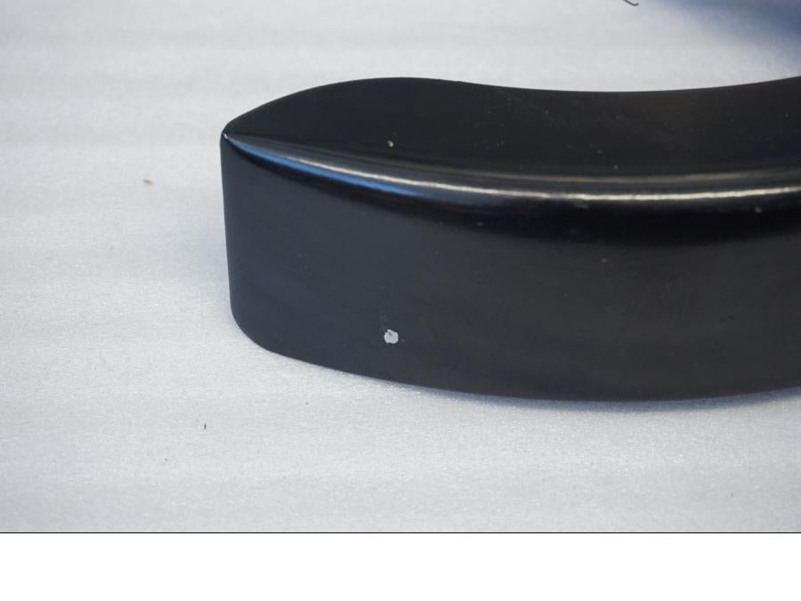 Snett nerifrån på Remskydd från en H-D V-Rod 1130 -2002 motorcykel.