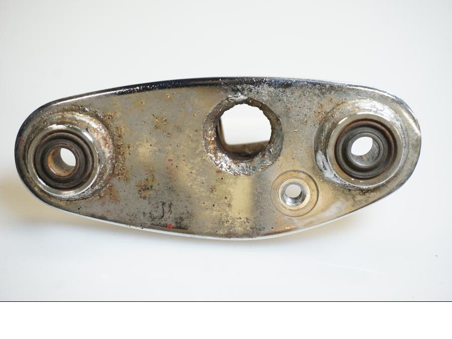 Vänster sida på Fotpinnefäste inre från en Honda VT 600 C -1995 motorcykel.