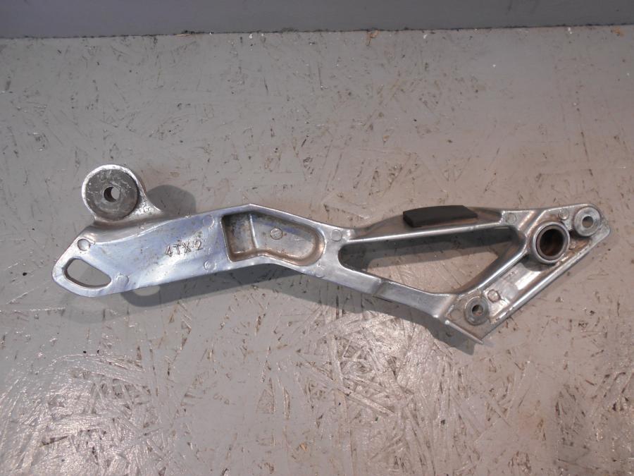 Baksidan på Fotpinnefäste från en Yamaha TDM 850 -1999 motorcykel.