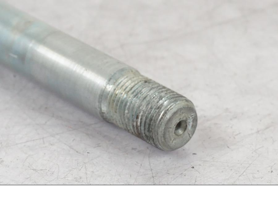 Vänster sida på Axel från en Suzuki VL 800 -2002 motorcykel.