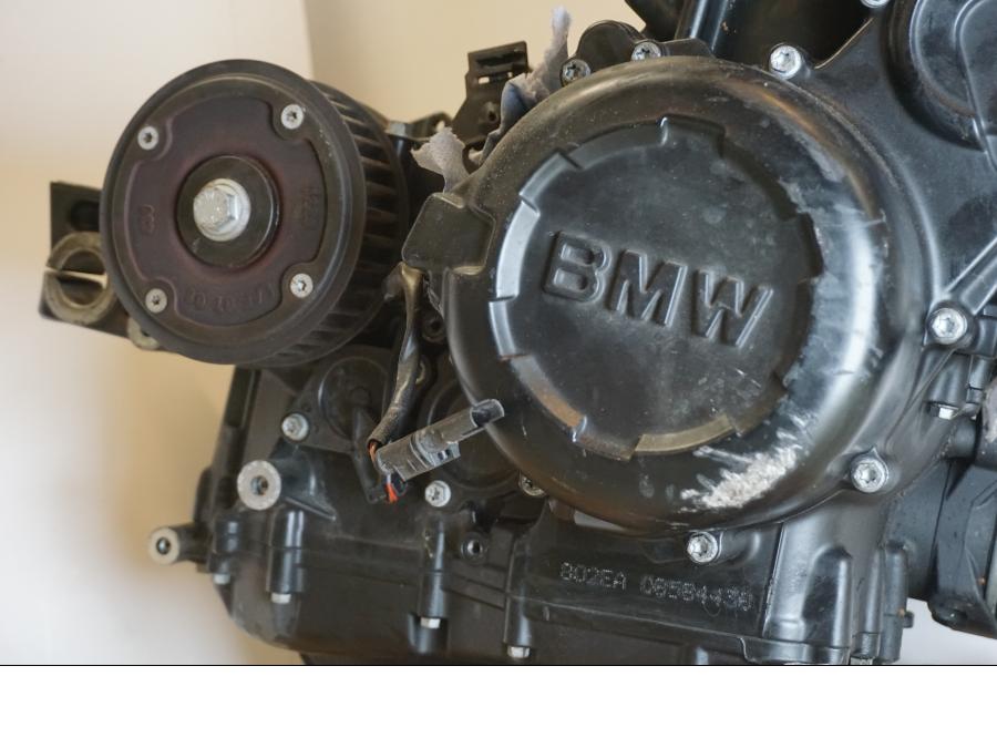 Baksidan på Reservdelsmotor från en BMW F 800 ST -2010 motorcykel.