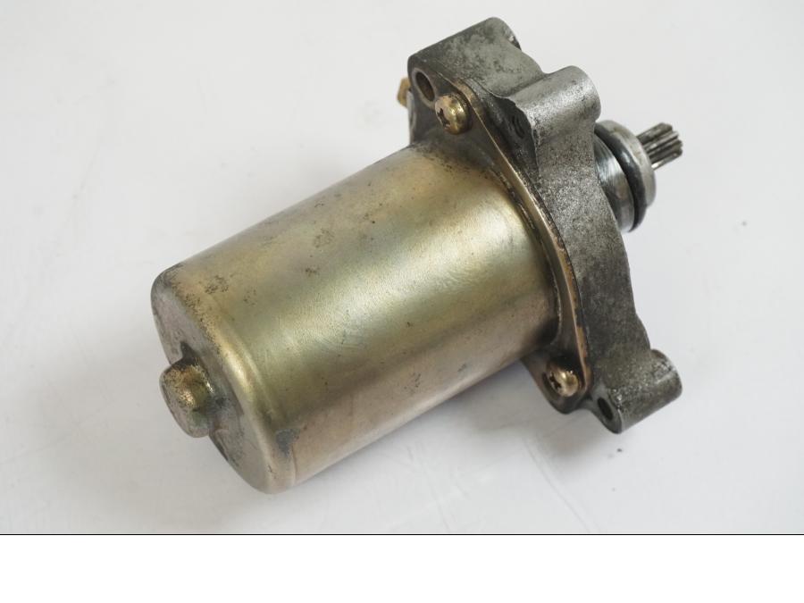 Vänster sida på Startmotor från en Aprilia RS 125 -2000 motorcykel.