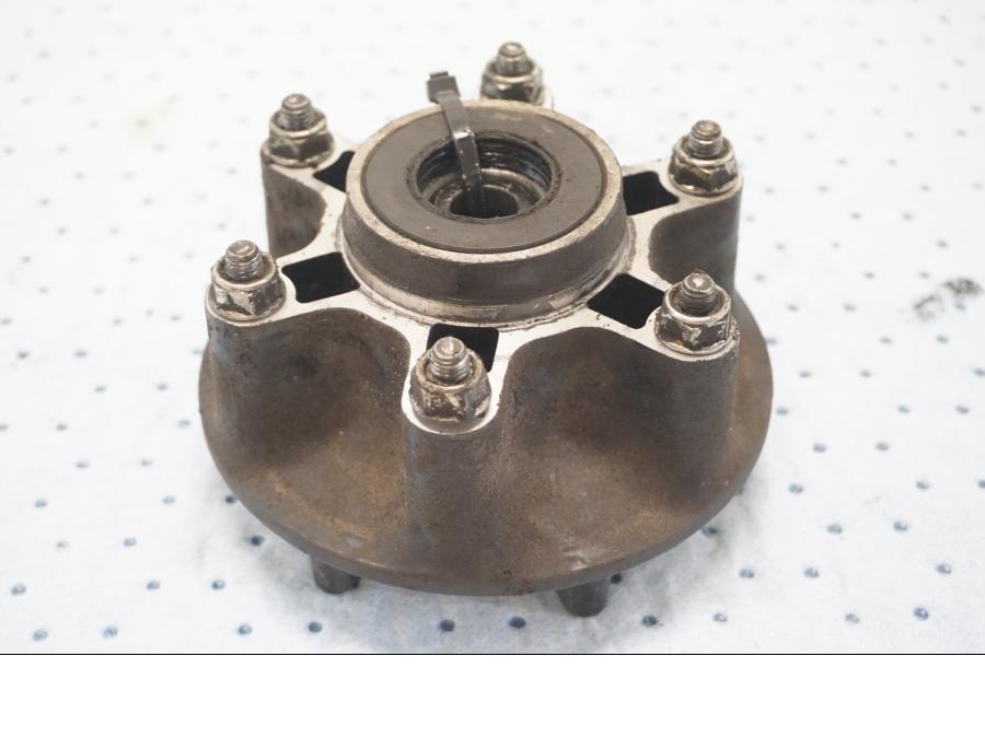 Framsidan på Drevfäste från en KTM 125 Duke -2017 motorcykel.