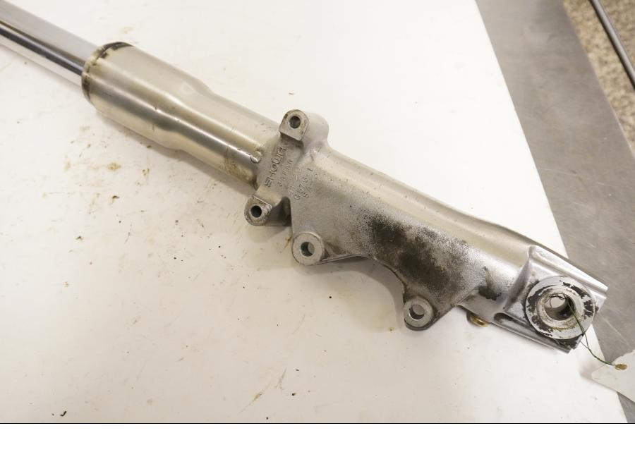 Vänster sida på Gaffelben från en H-D Softail Heritage Classic FLSTC/I -1995 motorcykel.