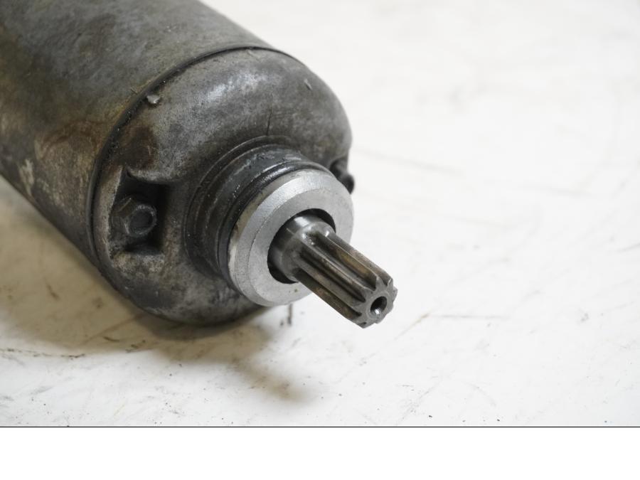 Baksidan på Startmotor från en Suzuki SV 650 -1999 motorcykel.