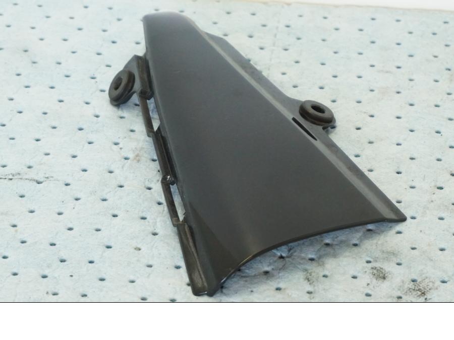 Snett nerifrån på Bensintankskåpa från en Suzuki GSX 1300 BK -2008 motorcykel.