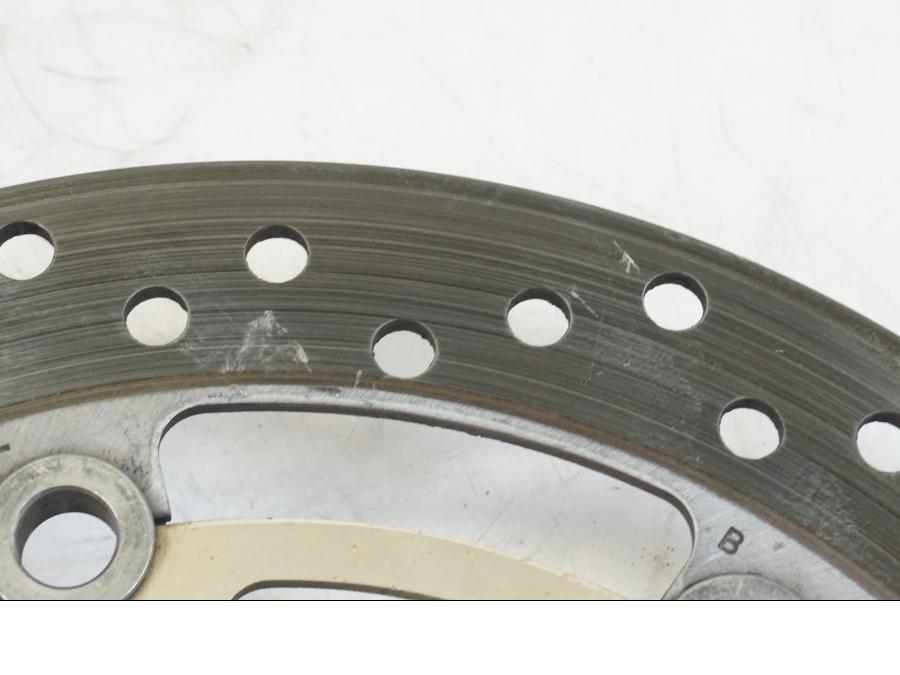 Snett uppifrån på Bromsskiva från en Honda VFR 800 -2003 motorcykel.