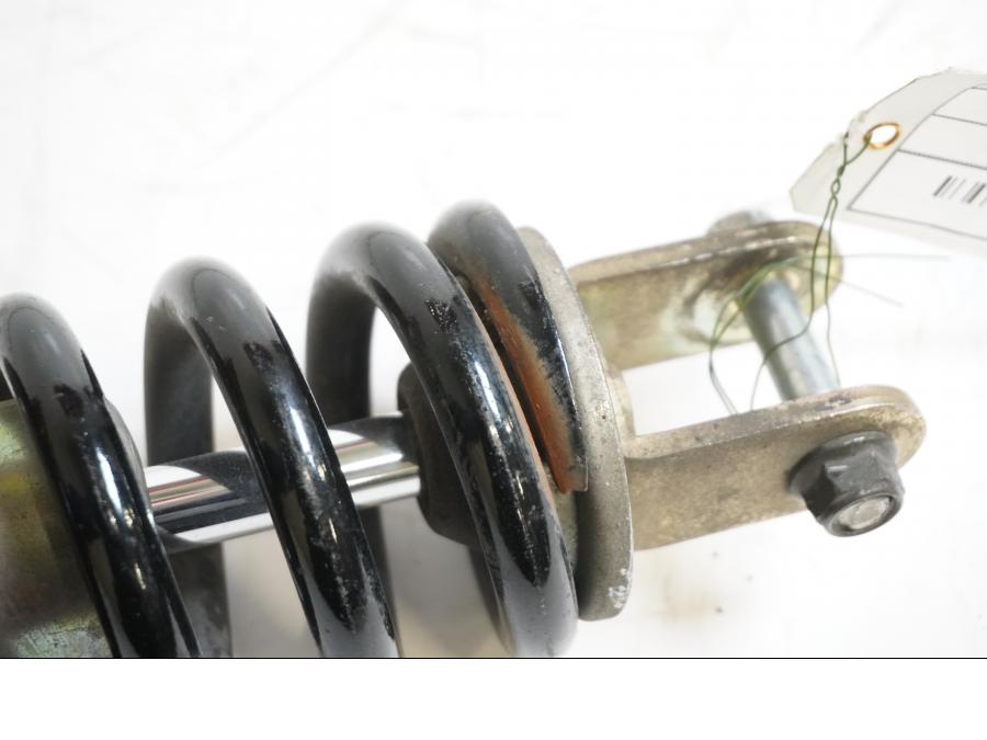 Snett nerifrån på Stötdämpare från en Suzuki VL 800 -2001 motorcykel.