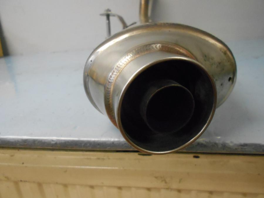 Höger sida på Ljuddämpare från en Honda CBF 1000 -2006 motorcykel.