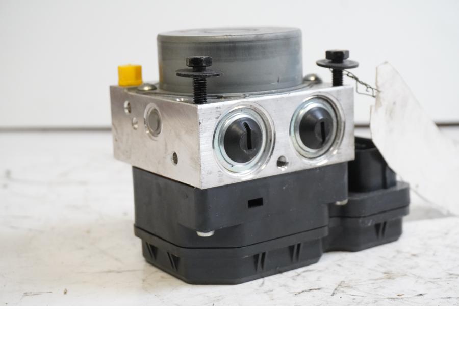 Höger sida på ABS Modulator från en Yamaha X-Max 250 -2012 scooter.