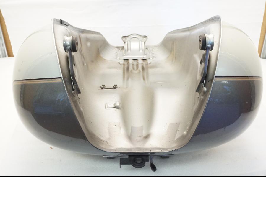 Snett uppifrÄn pÄ Bensintank frÄn en Yamaha XVZ 13TD -1999 motorcykel.