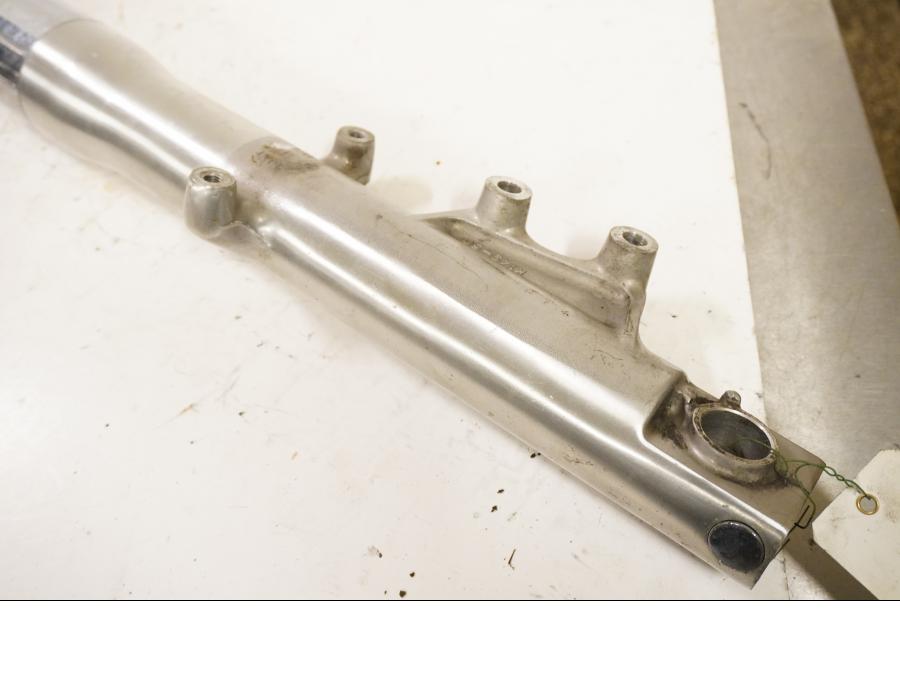 Snett uppifrån på Gaffelben från en Kawasaki VN 1500 Classic Tourer -2000 motorcykel.