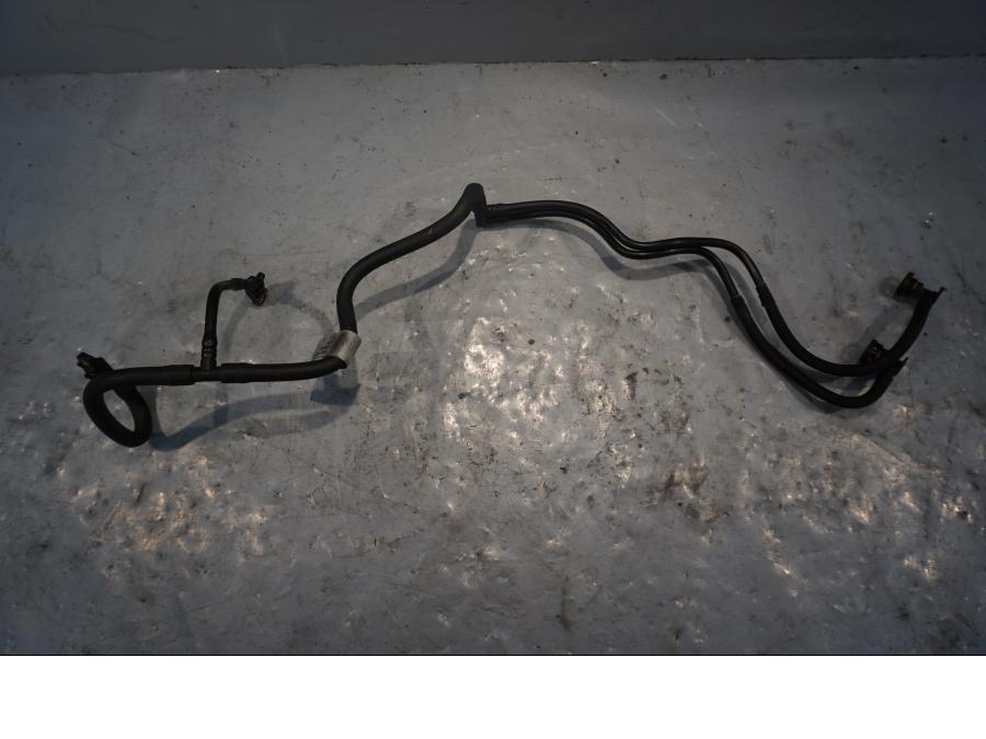 Framsidan på Bensinledning från en Ducati Diavel -2015 motorcykel.