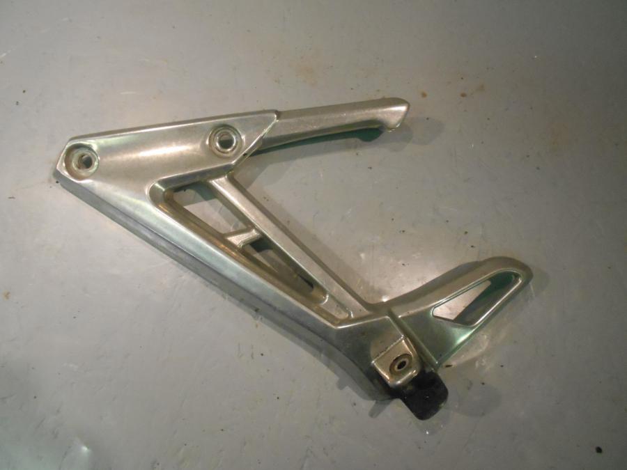 Framsidan på Fotpinnefäste från en Yamaha FZS 1000 -2002 motorcykel.