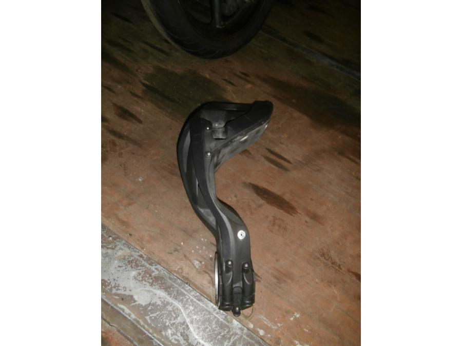 Snett nerifrån på Sving från en Ducati Multistrada 1200 -2014 motorcykel.