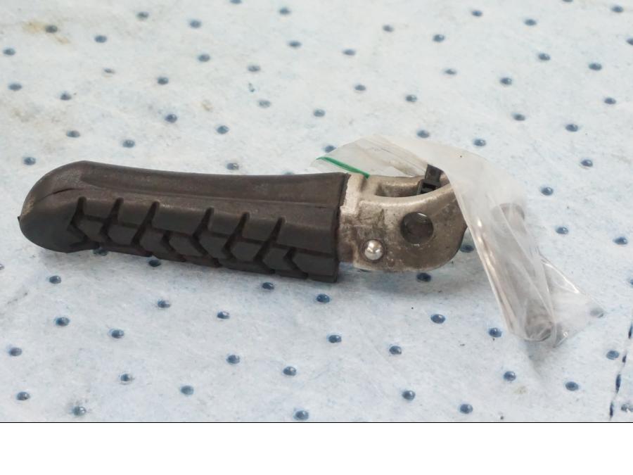 Vänster sida på Fotpinne från en KTM 690 Duke -2008 motorcykel.