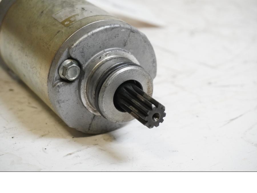 Baksidan på Startmotor från en Kawasaki ZX-6R -1998 motorcykel.