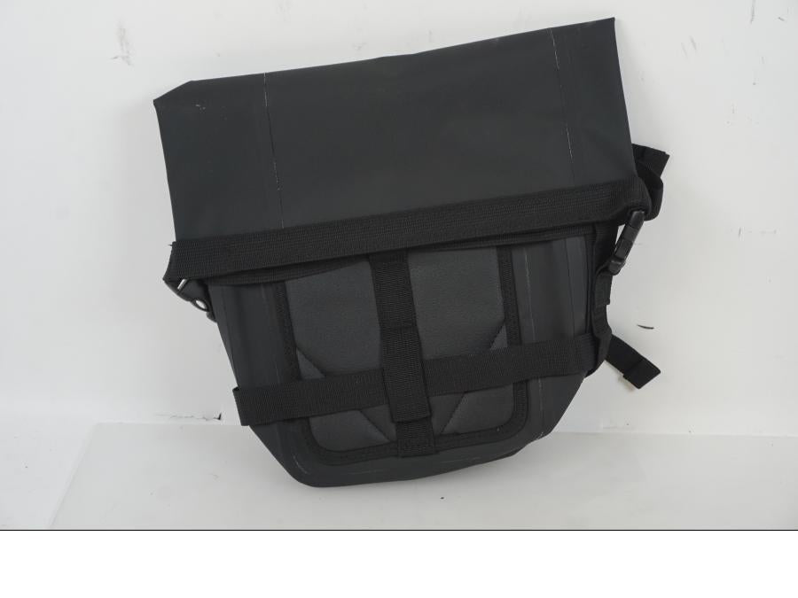 Baksidan på Sidoväska från en Universal Universal -2023 motorcykel.