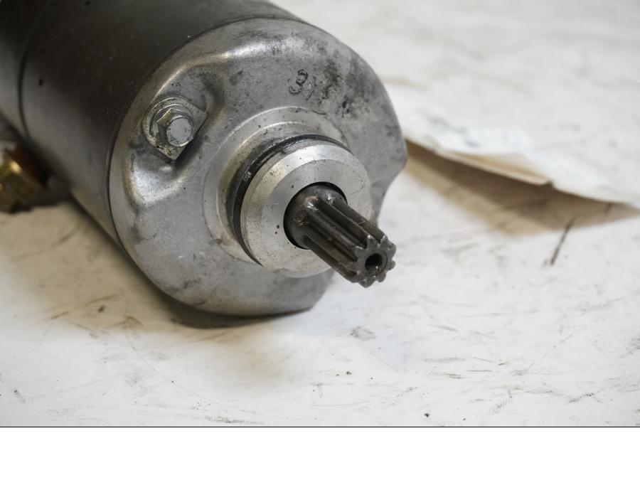 Baksidan på Startmotor från en Kawasaki GPX 600 -1994 motorcykel.