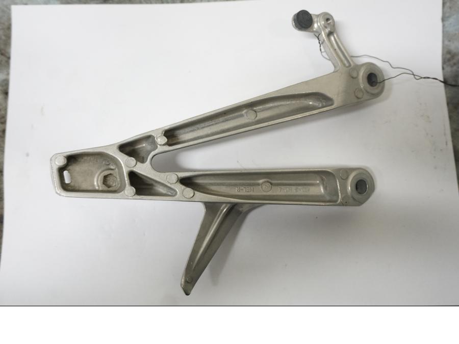 Baksidan på Fotpinnefäste från en Honda CBR 1000 RR -2007 motorcykel.