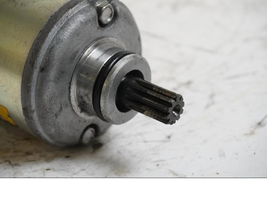 Baksidan på Startmotor från en Kawasaki Z 1000 -2008 motorcykel.