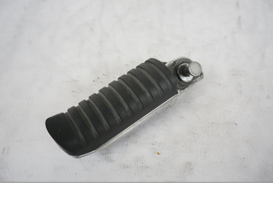 Snett nerifrån på Fotpinne från en Kawasaki ER-6N -2012 motorcykel.