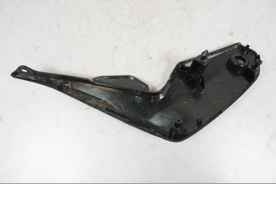 Snett nerifrån på Sidopanel från en Yamaha MT-07 -2023 motorcykel.