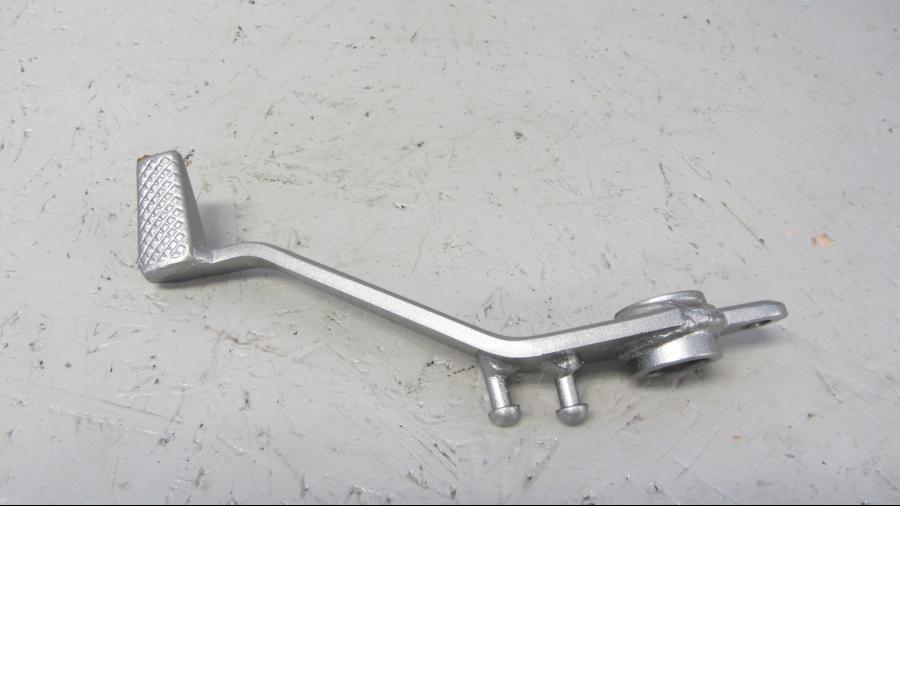 Baksidan på <p>Bromspedal från Kawasaki Z 800 2013.</p>
<p>skrapad på änden, se bilder. 2013-2016.</p> motorcykel.