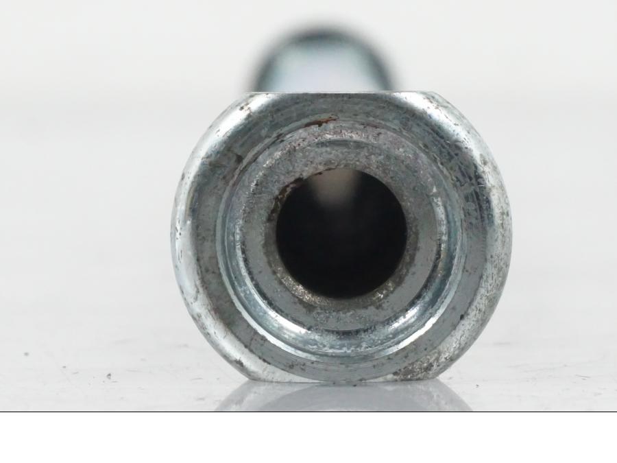 Höger sida på Axel från en MV Agusta Dragster -2014 motorcykel.