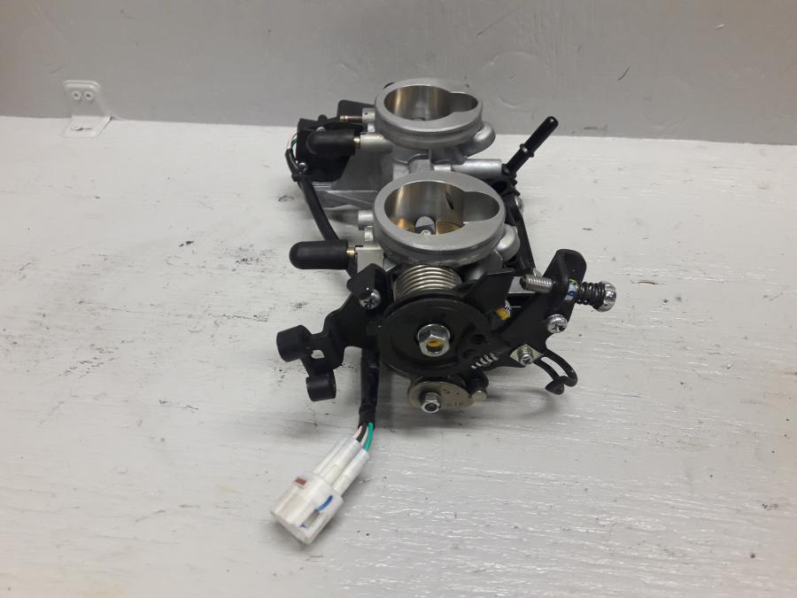 Vänster sida på Spjällhus från en Kawasaki ER-6N -2015 motorcykel.