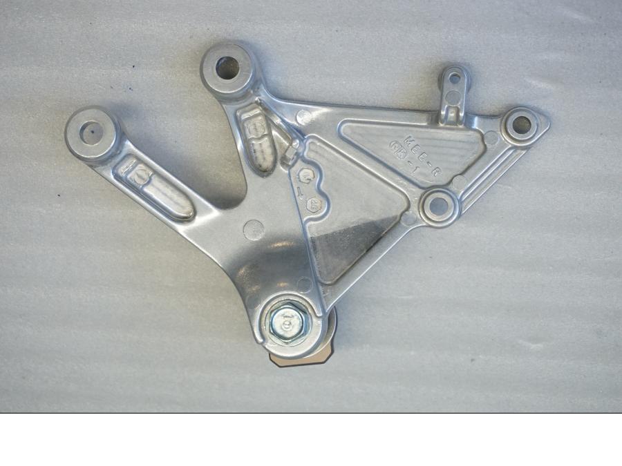 Baksidan på Fotpinnefäste från en Honda CBR 600 RR -2004 motorcykel.