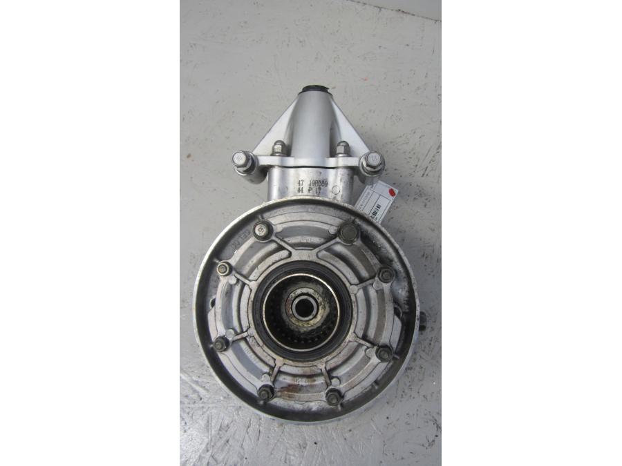 Snett uppifrån på Slutväxel från en Yamaha XVS 1100 -2002 motorcykel.