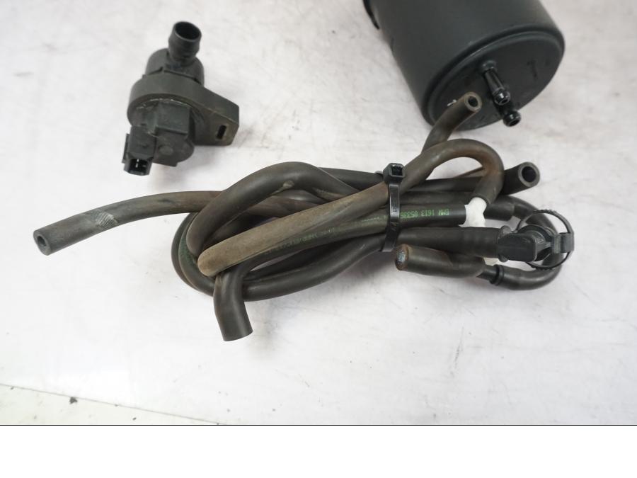 Snett nerifrån på Fuel Evap System från en BMW F 800 R -2018 motorcykel.