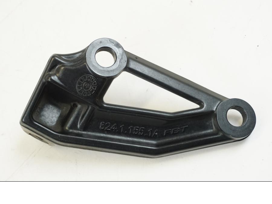 Vänster sida på Fotpinnefäste från en Ducati Streetfighter S -2011 motorcykel.