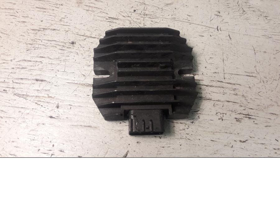 Framsidan på Likriktare från en Kawasaki VN 900 -2007 motorcykel.