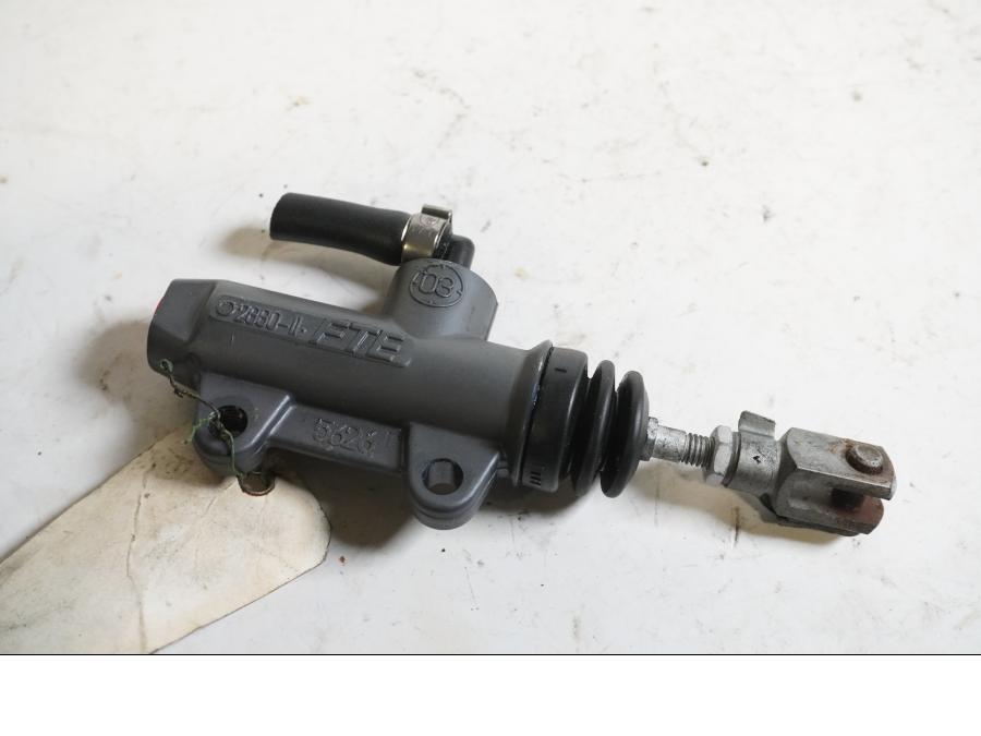 Baksidan på Bromshuvudcylinder från en BMW K 1200 LT -2004 motorcykel.