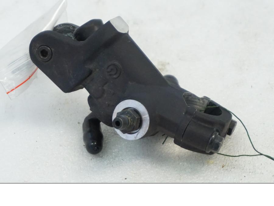 Höger sida på Bromshuvudcylinder från en Aprilia RSV 1000 -2010 motorcykel.