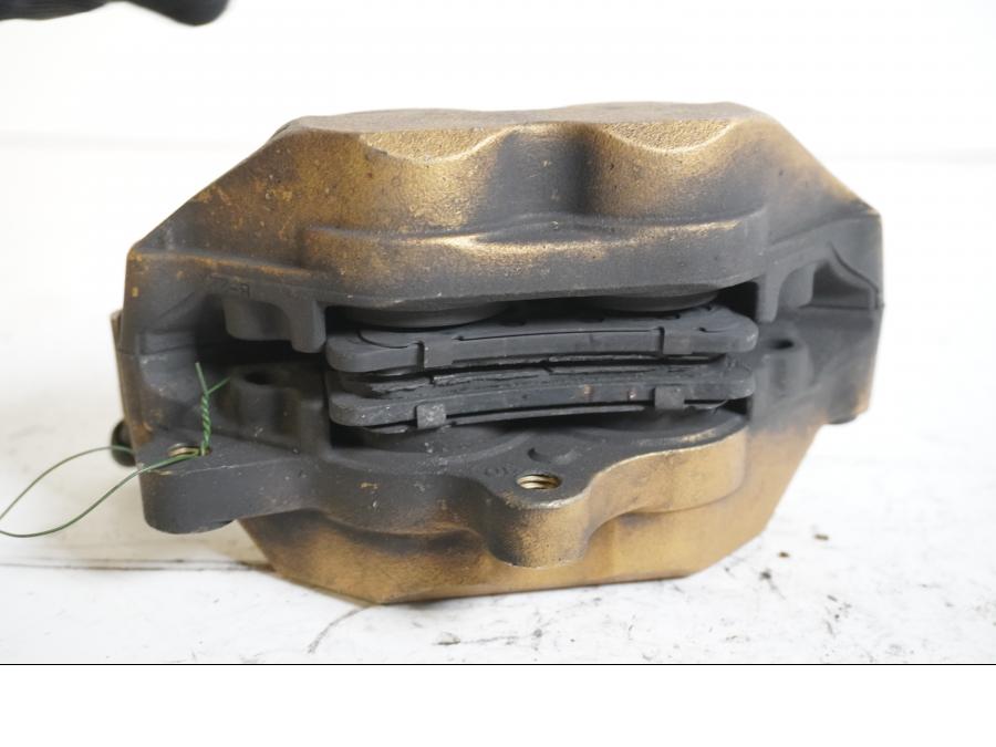 Höger sida på Bromsok från en Honda CBR 900 RR -2000 motorcykel.