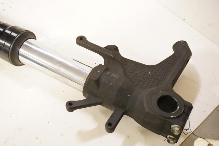 Snett uppifrån på Gaffelben från en Suzuki GSX-R 750 -2009 motorcykel.