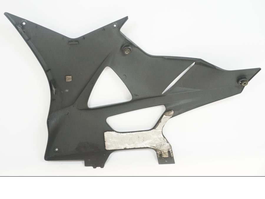 Snett nerifrån på Magkåpa från en BMW S 1000 RR -2010 motorcykel.