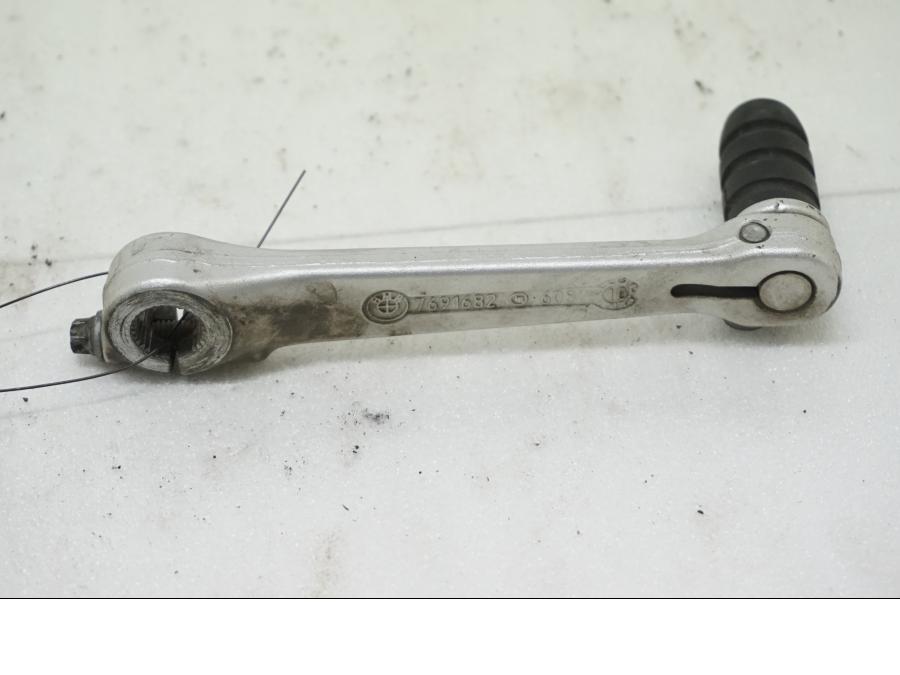 Baksidan på Växelpedal från en BMW R 1200 GSA -2011 motorcykel.