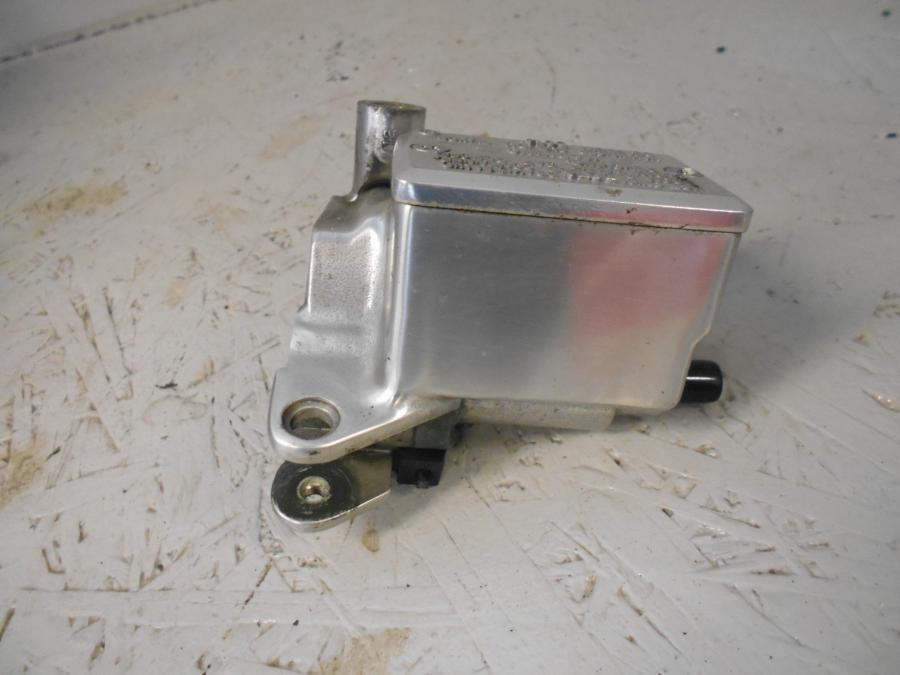 Baksidan på Bromshuvudcylinder från en Suzuki VZ 1600 -2004 motorcykel.