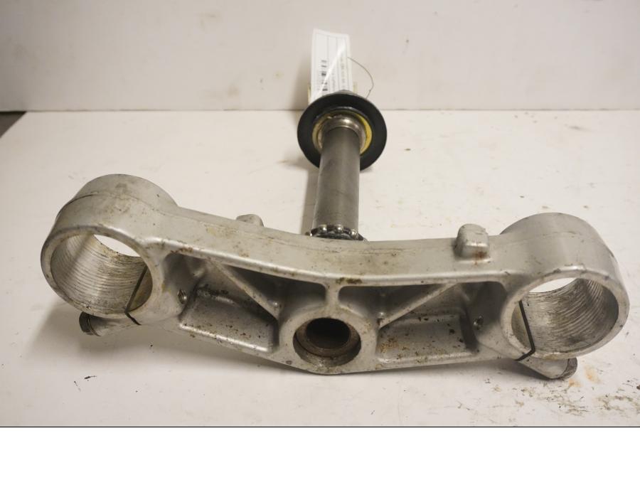 Baksidan på Gaffelkrona från en Honda CBR 600 RR -2003 motorcykel.