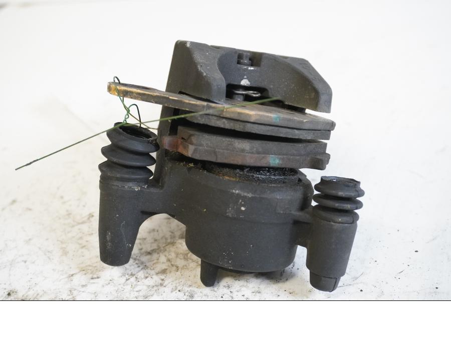 Höger sida på <p>Bromsok bak från Kawasaki ER-6N ABS 2011.</p>
<p>Tokico, 1-kolv.</p> motorcykel.