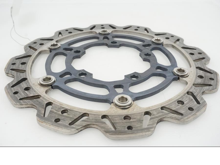 Snett nerifrÄn pÄ Bromsskiva frÄn en Suzuki GSX-R 1000 -2007 motorcykel.