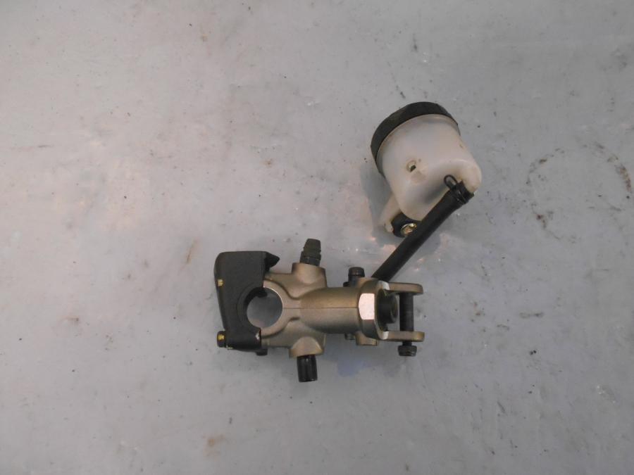 Baksidan på Bromshuvudcylinder från en Ducati Multistrada 1200 -2012 motorcykel.