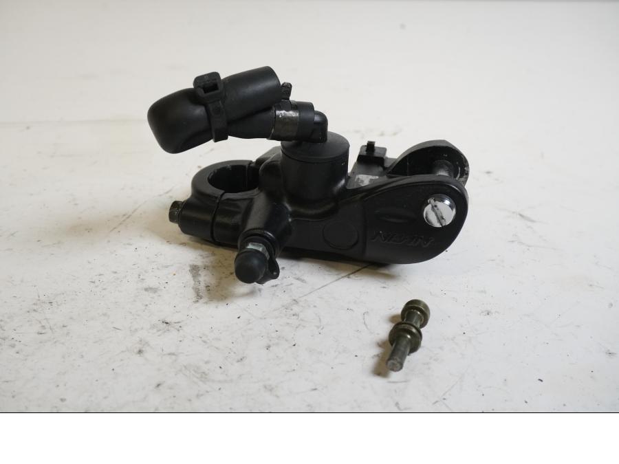 Framsidan på <p>Bromshuvudcylinder fram från Suzuki GSX-R 750 2006.</p>
<p>Saknar behållare.</p> motorcykel.