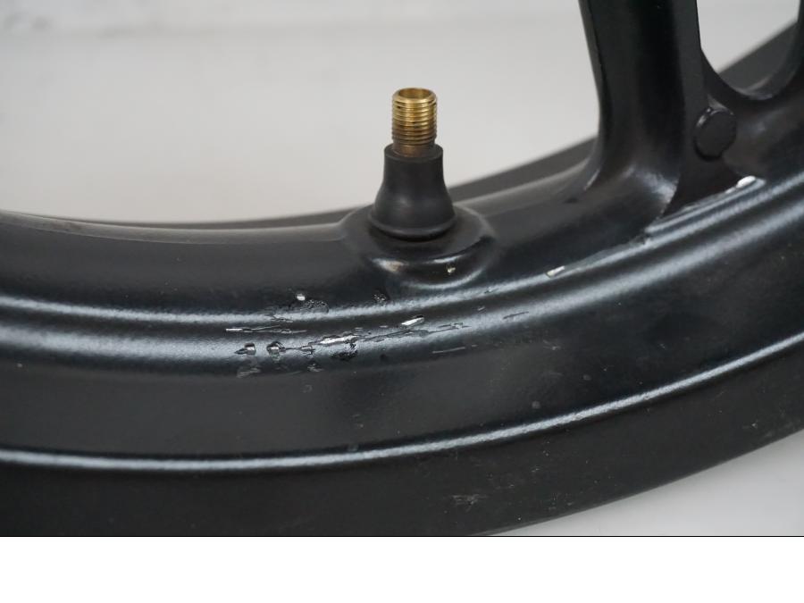 Höger sida på Fälg från en Yamaha YZF-R 125 -2010 motorcykel.